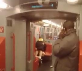 Au făcut sex în metrou, de plictiseală (VIDEO)